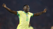 Luiz Henrique de braços abertos, com a camisa da Seleção Brasileira (foto: Rafael Ribeiro/CBF)