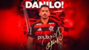 Danilo com a camisa do Flamengo (foto: Divulgação / Flamengo)