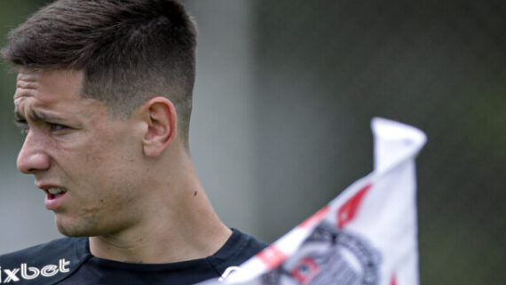 Rodrigo Garro à frente de bandeira com escudo do Corinthians (foto: Rodrigo Coca/Agência Corinthians)