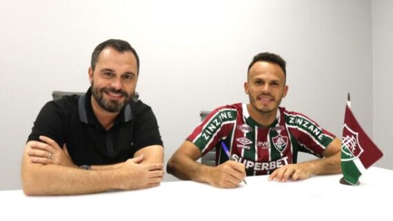 Renê, lateral-esquerdo, assinando contrato com o Fluminense (foto: Divulgação/Fluminense)