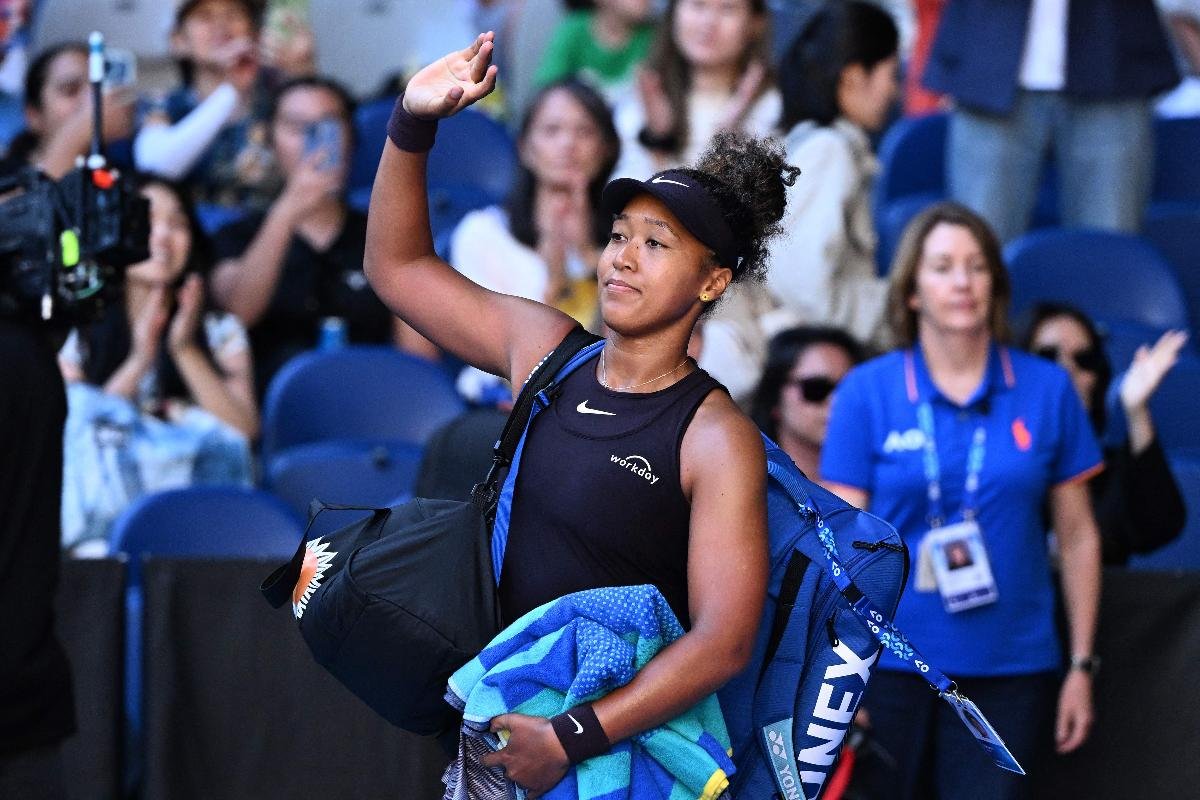 Naomi Osaka acena para a torcida do Australian Open (foto: WILLIAM WEST / AFP)