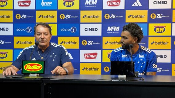 Pedrinho e Gabigol em coletiva de imprensa de apresentação do novo camisa 9 do Cruzeiro (foto: Luiz Henrique Campos/No Ataque)