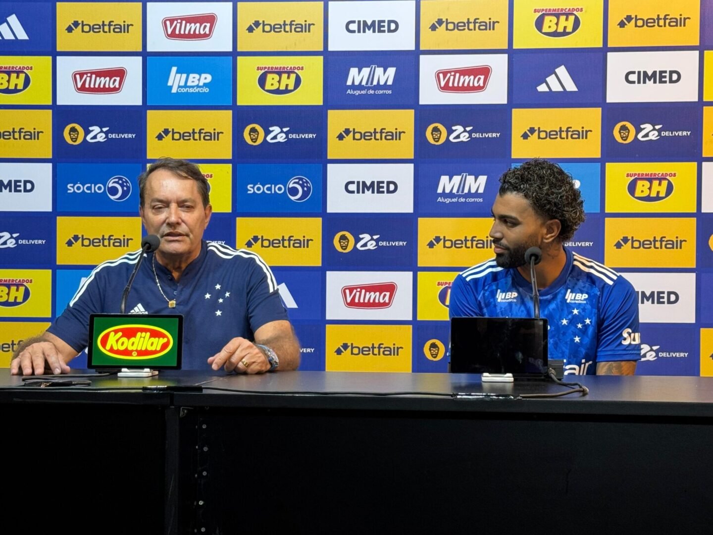 Pedrinho e Gabigol em coletiva de imprensa de apresentação do novo camisa 9 do Cruzeiro (foto: Luiz Henrique Campos/No Ataque)