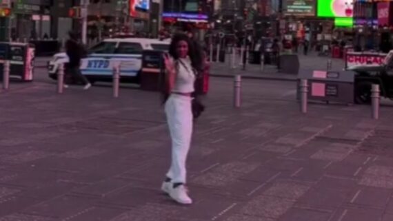 Rebeca Andrade dança na Times Square (foto: Reprodução / redes sociais )