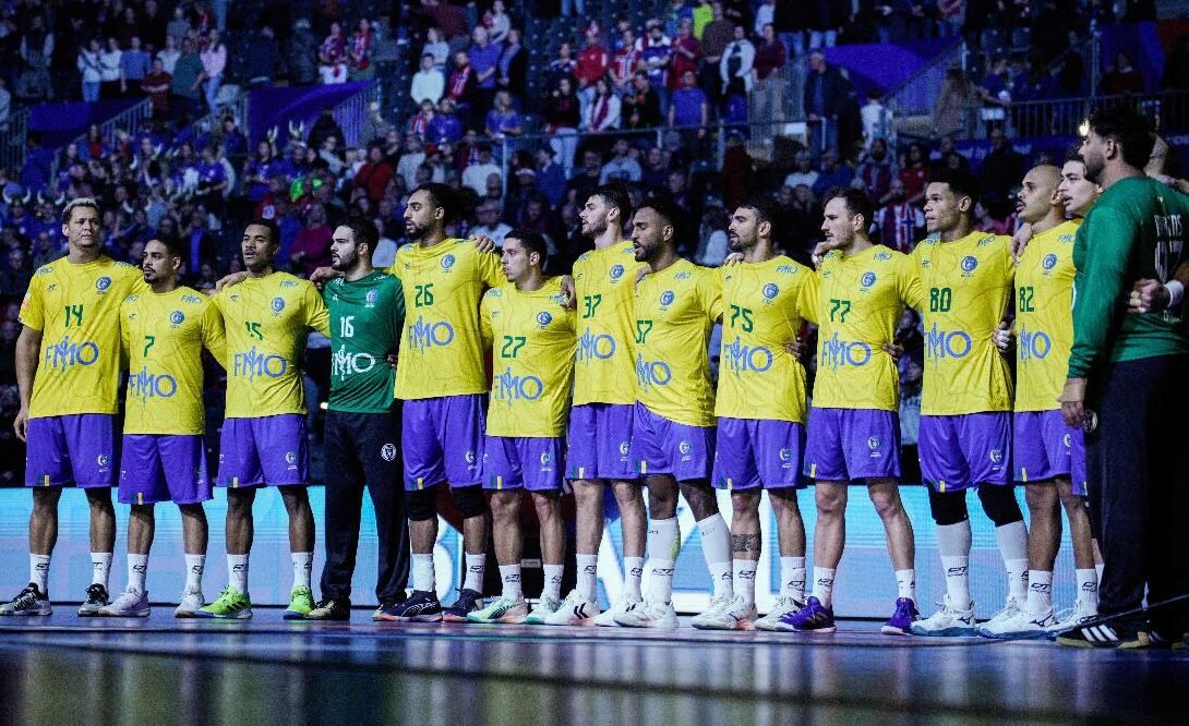 Jogadores da Seleção Brasileira Masculina de Handebol lado a lado (foto: STIAN LYSBERG SOLUM/AFP)