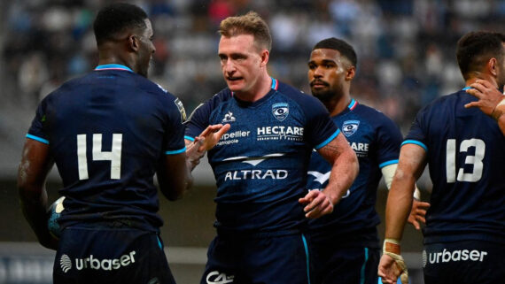 Stuart Hogg, ao centro, em ação pelo Montpellier, da França (foto: SYLVAIN THOMAS/AFP)