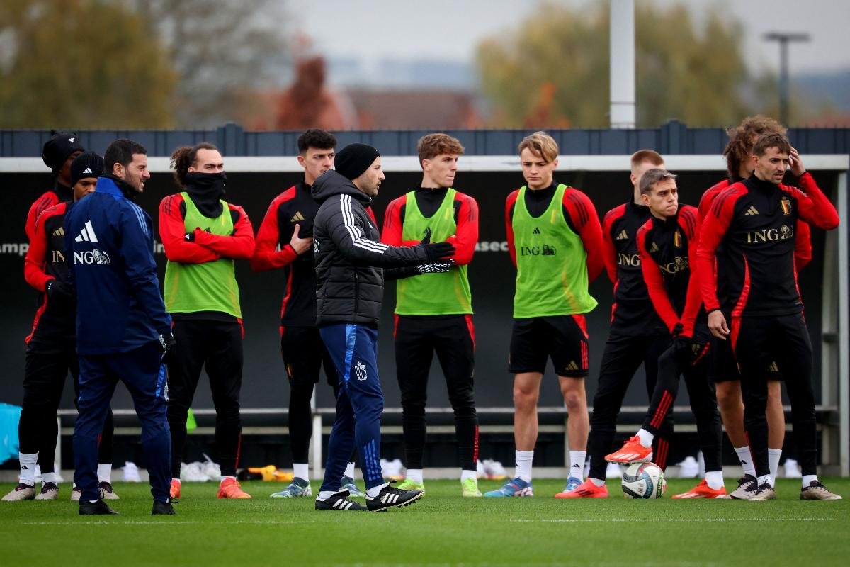 Domenico Tedesco (centro) comanda treino da Bélgica (foto: VIRGINIE LEFOUR/AFP)