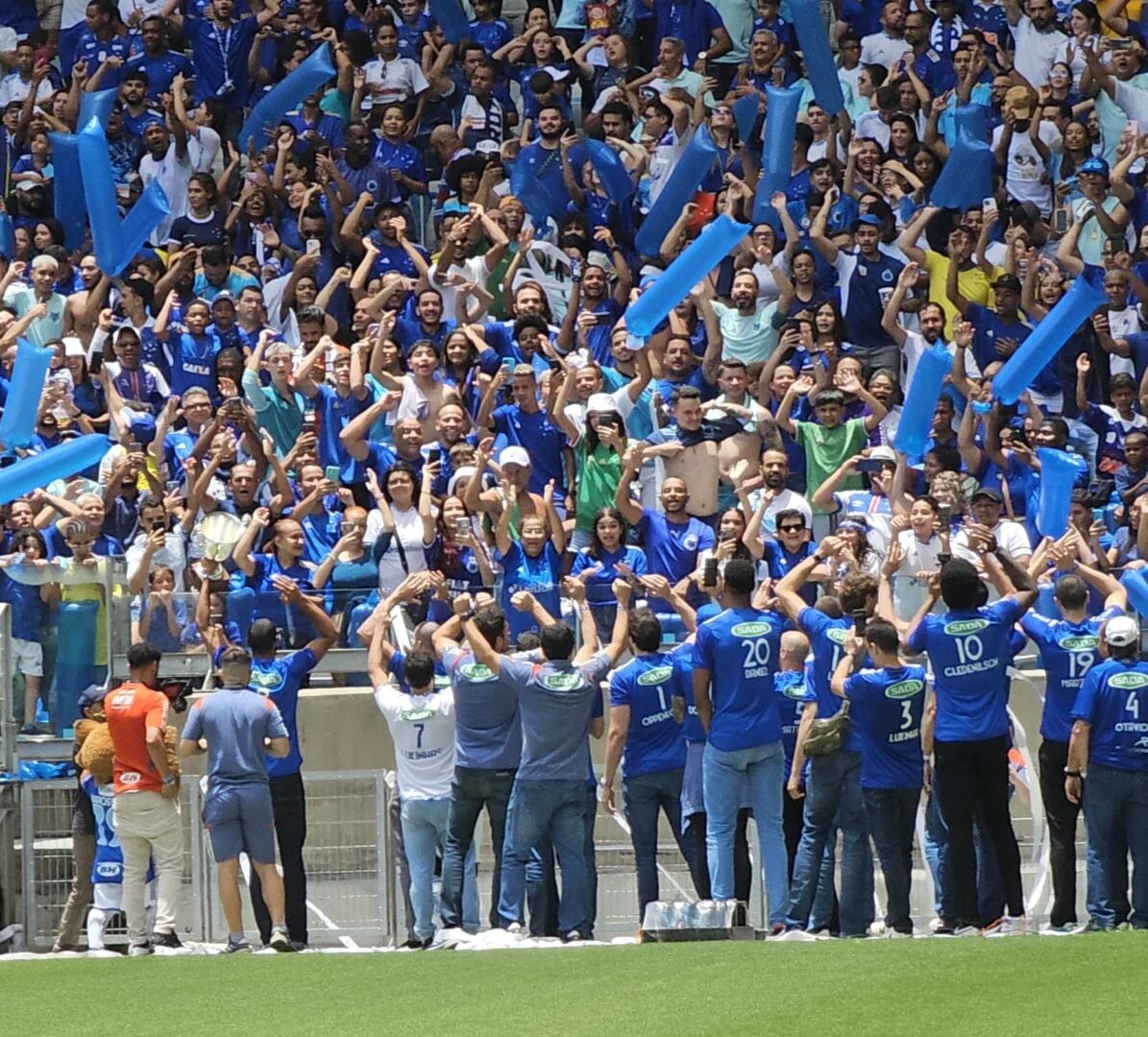 Time de vôlei do Cruzeiro em volta olímpica no Mineirão 
