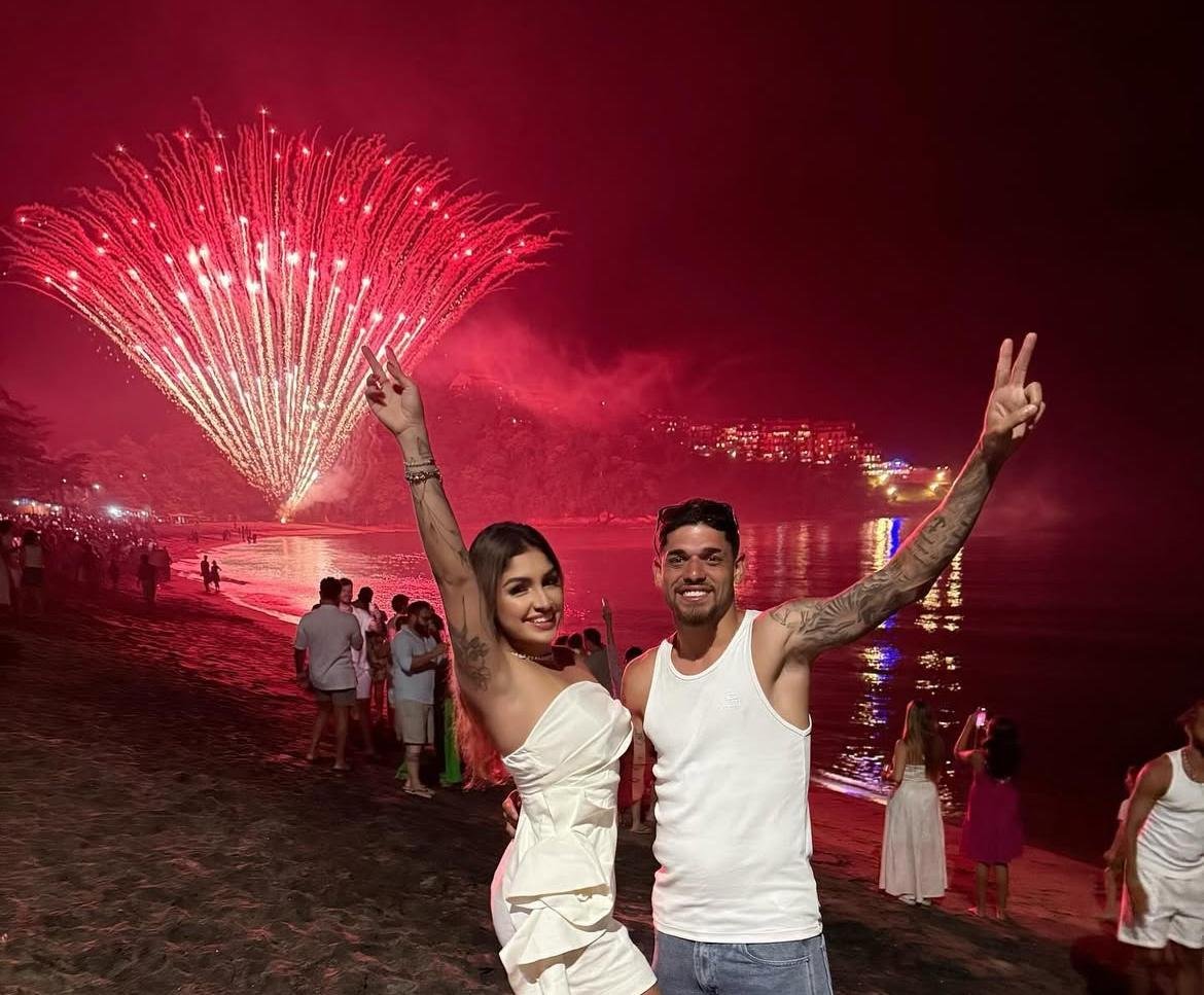 Rubens e companheira na praia