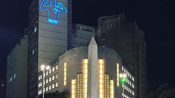 Projeção sobre Gabigol no Cruzeiro em prédio nas imediações da Praça Sete de Setembro, em Belo Horizonte (foto: Reprodução)