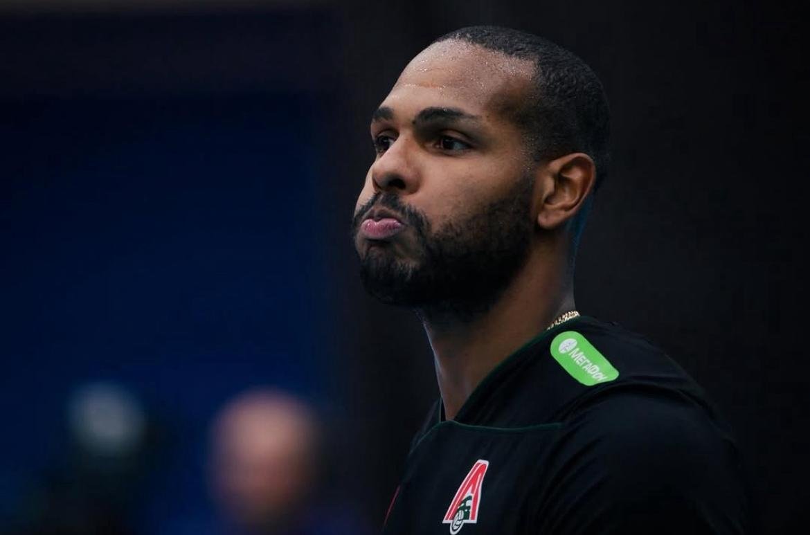 Leal com a camisa do Lokomotiv Novosibirsk (foto: Divulgação/Instagram)