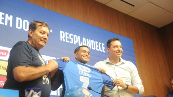 Dudu ao lado de Pedro Lourenço e Pedro Junio durante apresentação no Cruzeiro (foto: Alexandre Guzansha/EM/D.A Press)