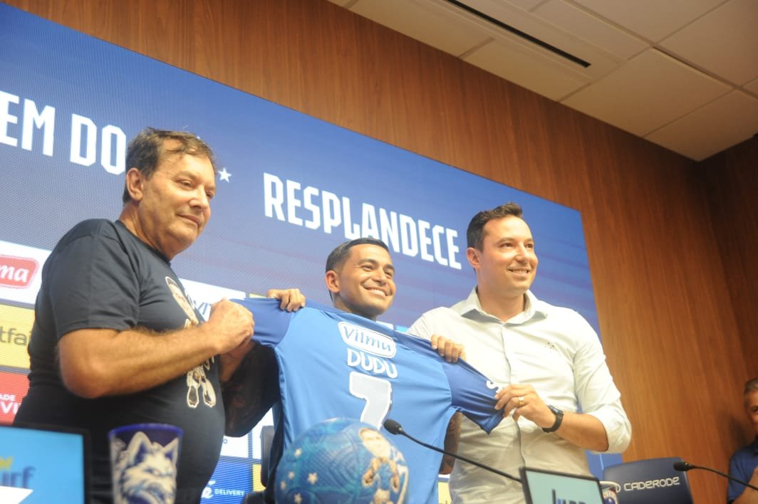 Dudu ao lado de Pedro Lourenço e Pedro Junio durante apresentação no Cruzeiro (foto: Alexandre Guzansha/EM/D.A Press)