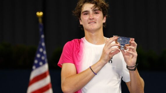 João Fonseca segura premiação do qualificatório do Australian Open (foto:  Sarah Stier / GETTY IMAGES NORTH AMERICA / AFP)