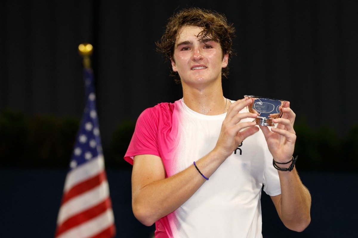 João Fonseca segura premiação do qualificatório do Australian Open (foto: Sarah Stier / GETTY IMAGES NORTH AMERICA / AFP)