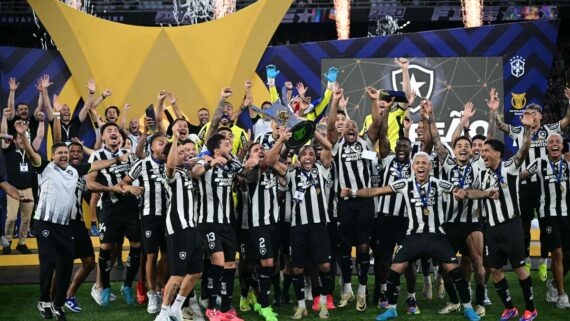 Jogadores do Botafogo comemorando título do Campeonato Brasileiro (foto:  Mauro PIMENTEL / AFP)