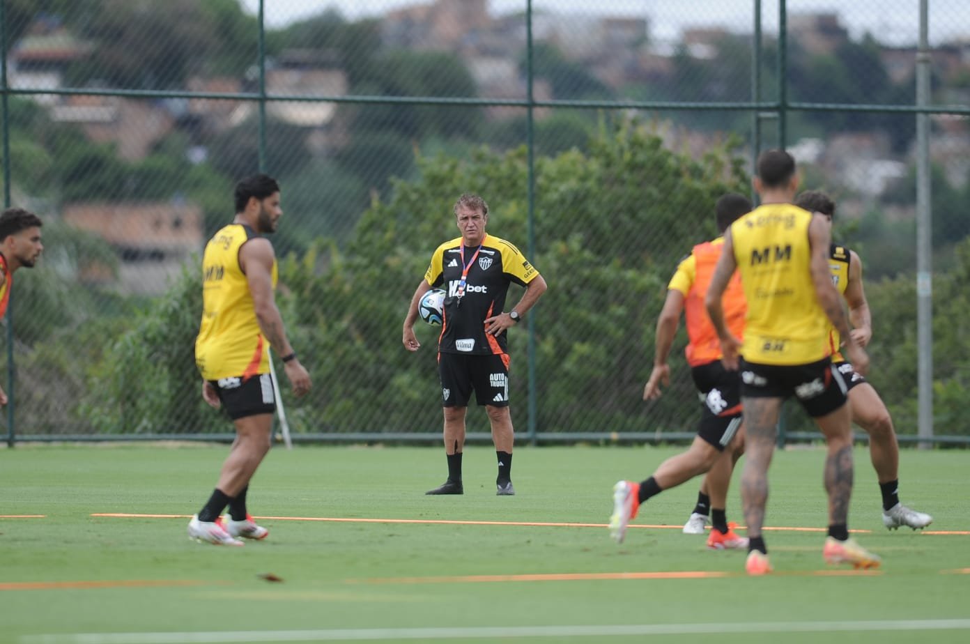 Cuca comanda treino do Atlético na Cidade do Galo (foto: Alexandre Guzanshe/EM/D.A Press)