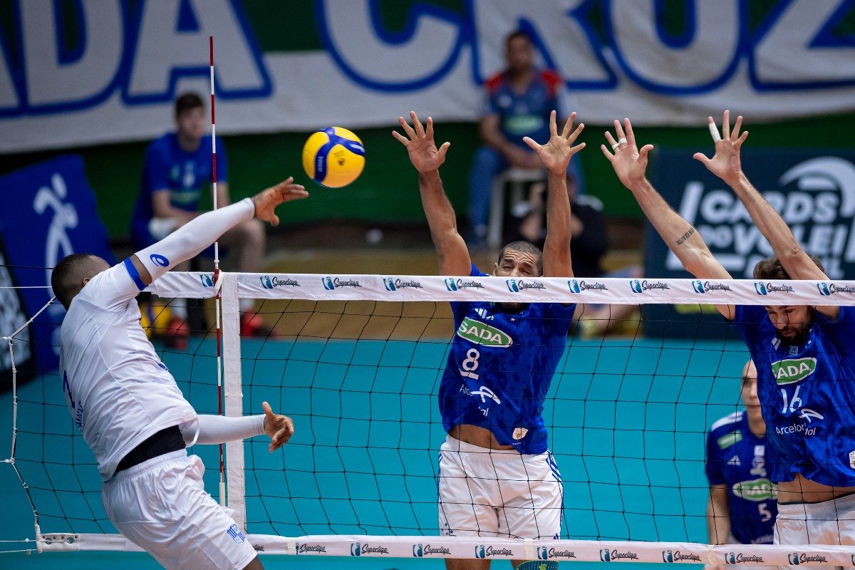 Lance de jogo de vôlei entre Minas e Cruzeiro (foto: Agência i7 / Cruzeiro)