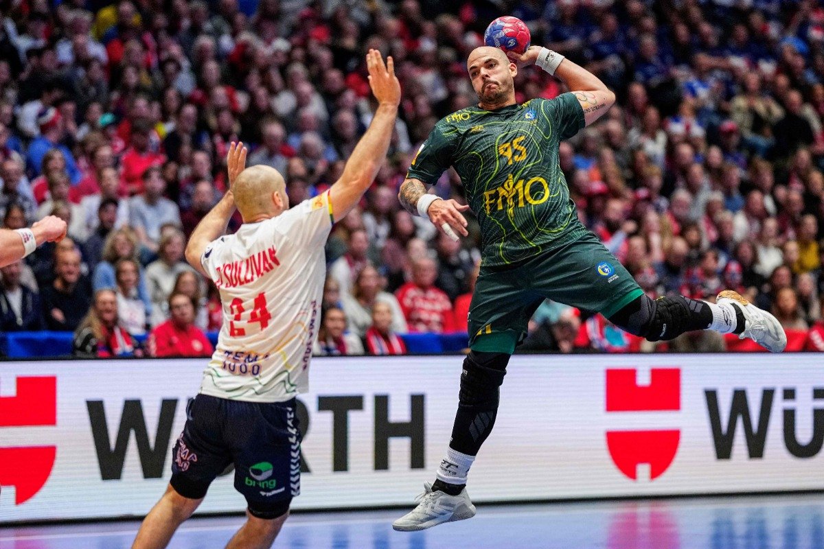 Lance do jogo entre Brasil e Noruega pelo Mundial Masculino de Handebol (foto: Beate Oma Dahle / NTB / AFP)