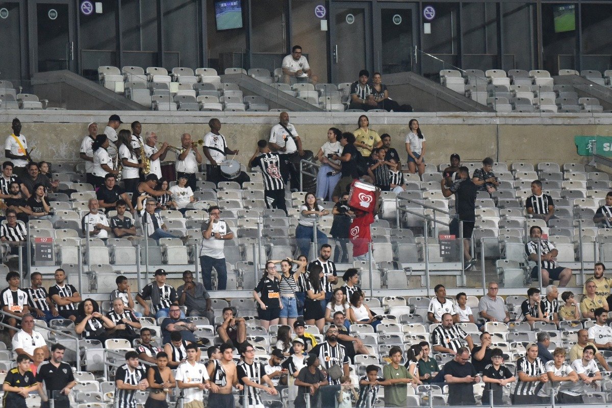 Torcedores do Atlético no Mineirão durante jogo contra o Democrata (foto: Ramon Lisboa/EM/D.A Press)