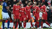 Jogadores do Liverpool comemorando gol (foto: Paul ELLIS / AFP)