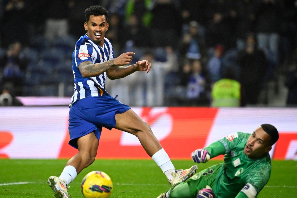 Lance de gol perdido por Galeno em Porto x Santa Clara (foto: MIGUEL RIOPA / AFP)