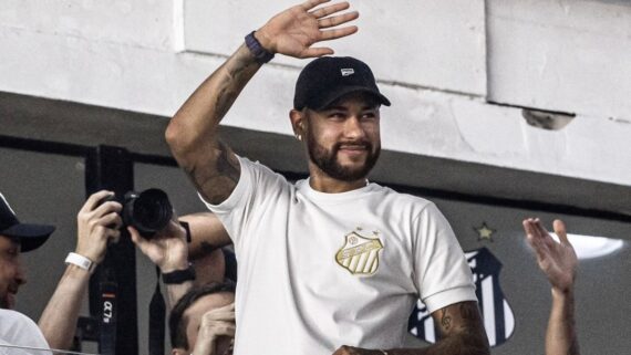 Neymar acena com a camisa do Santos na Vila Belmiro (foto: Divulgação / Santos )