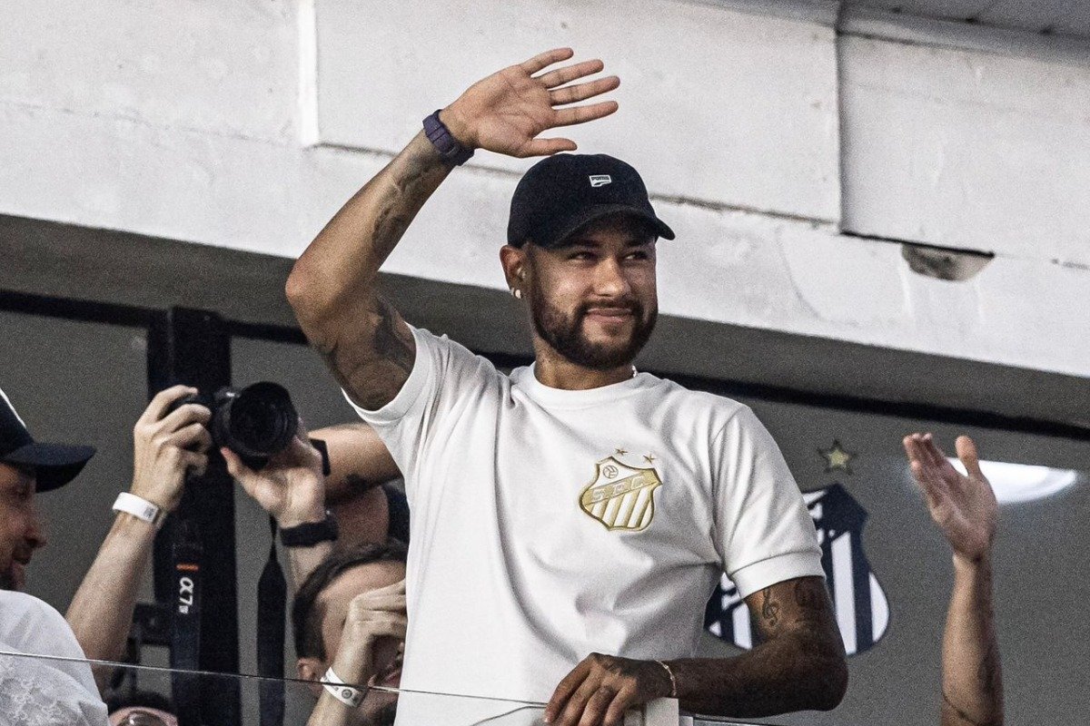 Neymar acena com a camisa do Santos na Vila Belmiro (foto: Divulgação / Santos)