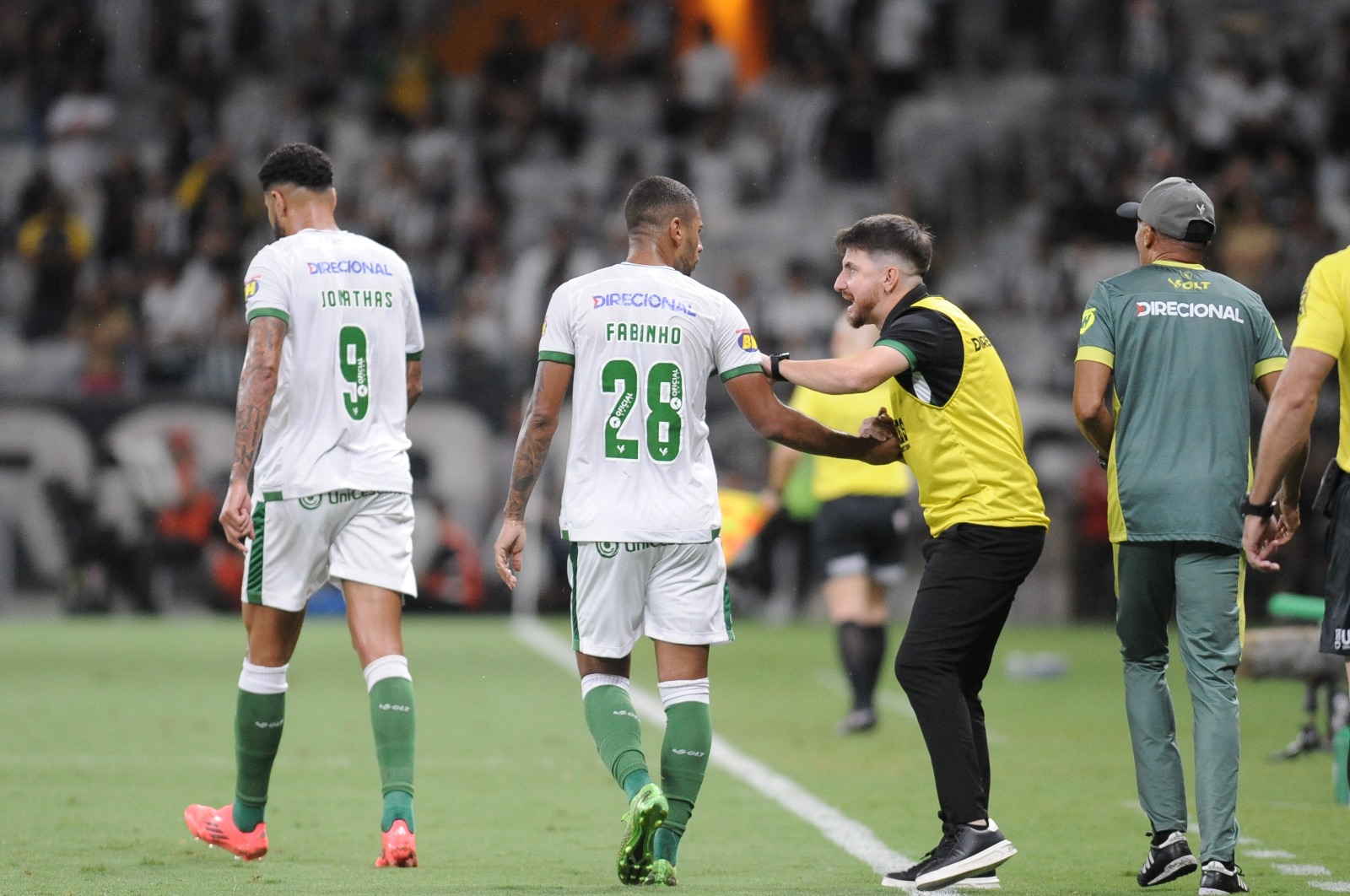 Fabinho celebra o gol da América contra o Atlético com William Batista - (foto: Alexandre Guzanshe/Em/Da Press)