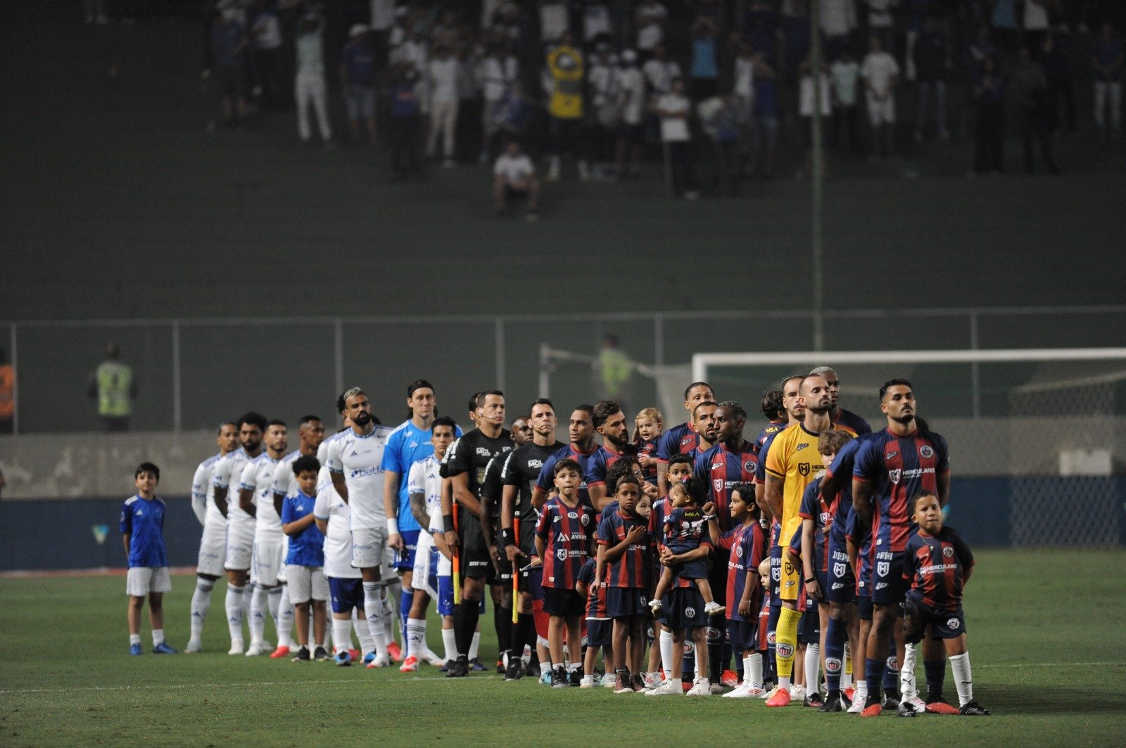 Jogadores de Cruzeiro e Itabirito perfilados no Independência (foto: Alexandre Guzanshe/EM/D.A Press)
