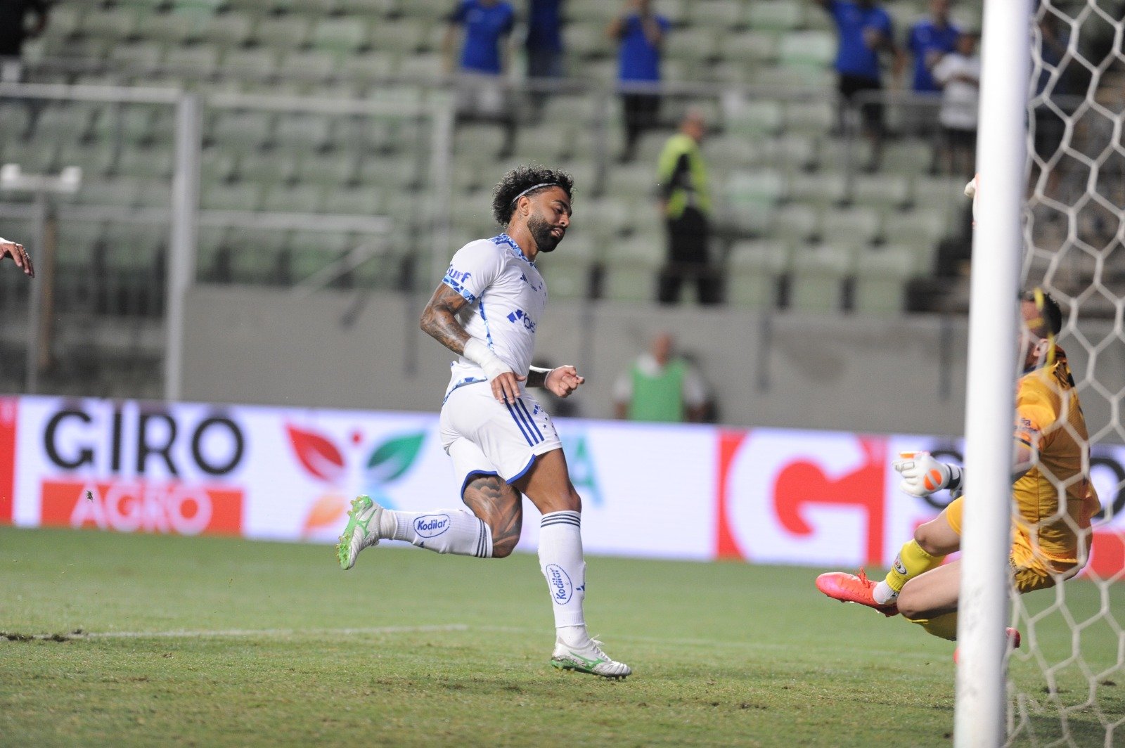 Gabigol, atacante do Cruzeiro, cobrando pênalti (foto: Alexandre Guzanshe/EM/D.A Press)