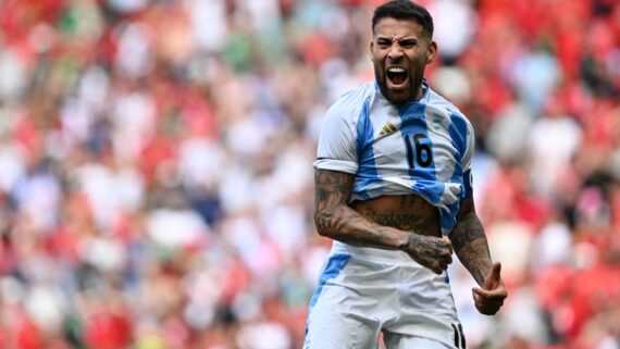 Nicolás Otamendi pula e comemora com a camisa da Argentina (foto: Arnaud Finistre/AFP)