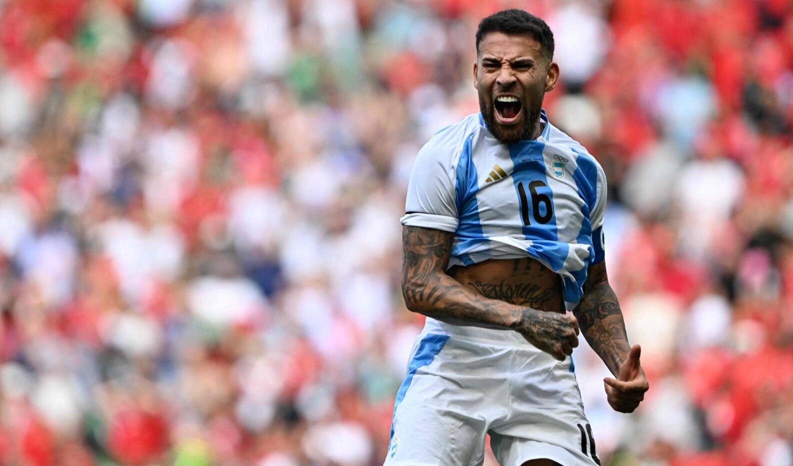 Nicolás Otamendi pula e comemora com a camisa da Argentina (foto: Arnaud Finistre/AFP)