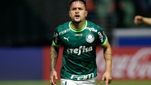 Artur correndo em direção á câmera (foto: Miguel Schincariol / AFP - 29/6/23)