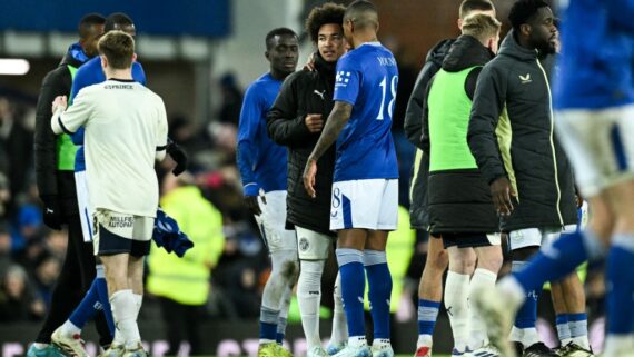 Ashley Young conversando com o filho, Tyler Young, após a partida (foto: Oli Scarff/AFP)