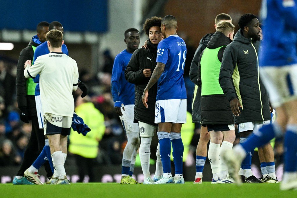 Ashley Young conversando com o filho, Tyler Young, após a partida (foto: Oli Scarff/AFP)