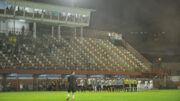 Imagem de partida entre Atlético e Villa Nova, no Estádio Castor Cifuentes, em Nova Lima, em 2020, no início da pandemia do Covid-19 (foto: Alexandre Guzanshe/EM/D.A Press)