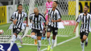 Jogadores do Atlético comemoram gol sobre o URT no Mineirão (foto: Alexandre Guzanshe/EM/D.A Press)