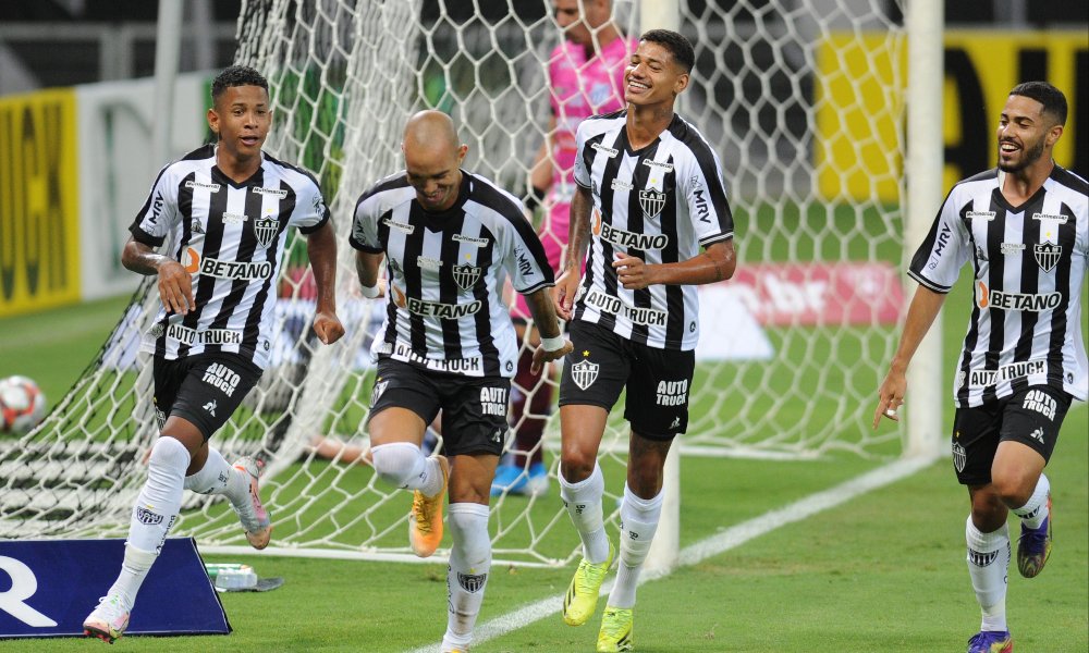 Jogadores do Atlético comemoram gol sobre o URT no Mineirão (foto: Alexandre Guzanshe/EM/D.A Press)