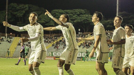 Jogadores do Atlético comemoram gol contra o Francana, pela terceira rodada da fase de grupos da Copinha (foto: Pedro Click / Atlético)