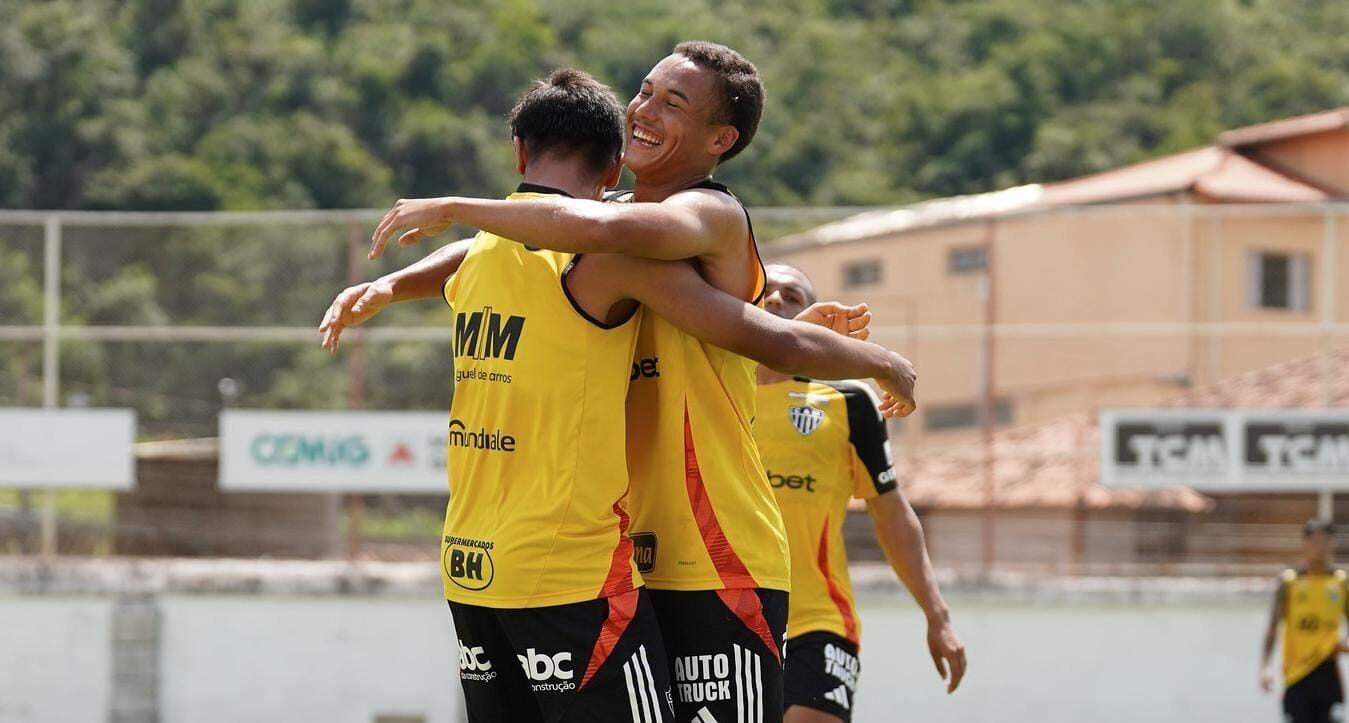 Equipe Sub-20 do Atlético comemorando gol em jogo-treino contra o Villa Nova (foto: Daniela Veiga/Atlético)