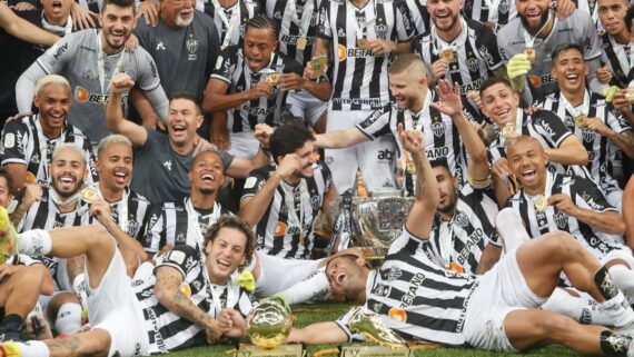 Tchê Tchê comemora título da Copa do Brasil de 2021 com elenco do Atlético, na Arena da Baixada, em Curitiba (foto: Albari Rosa/Foto Digital/UmDoisEsportes)