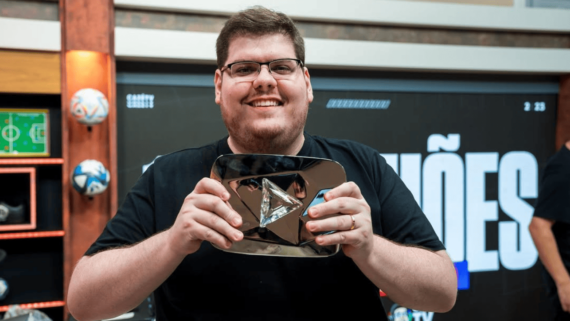 Casimiro segurando placa de 10 milhões de inscritos da CazéTV (foto: Reprodução/Instagram)