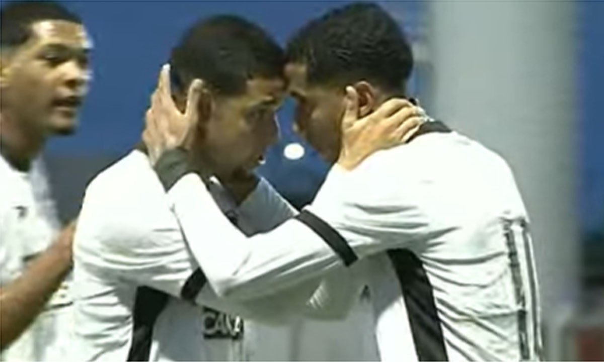 Charles comemora golaço pelo Botafogo (foto: Reprodução/CazéTV)