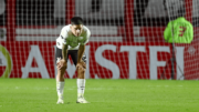 Garro, meio-campista do Corinthians, lamentando eliminação na Sul-Americana (foto: Marcos Brindicci/AFP)