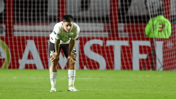 Garro, meio-campista do Corinthians, lamentando eliminação na Sul-Americana (foto: Marcos Brindicci/AFP)