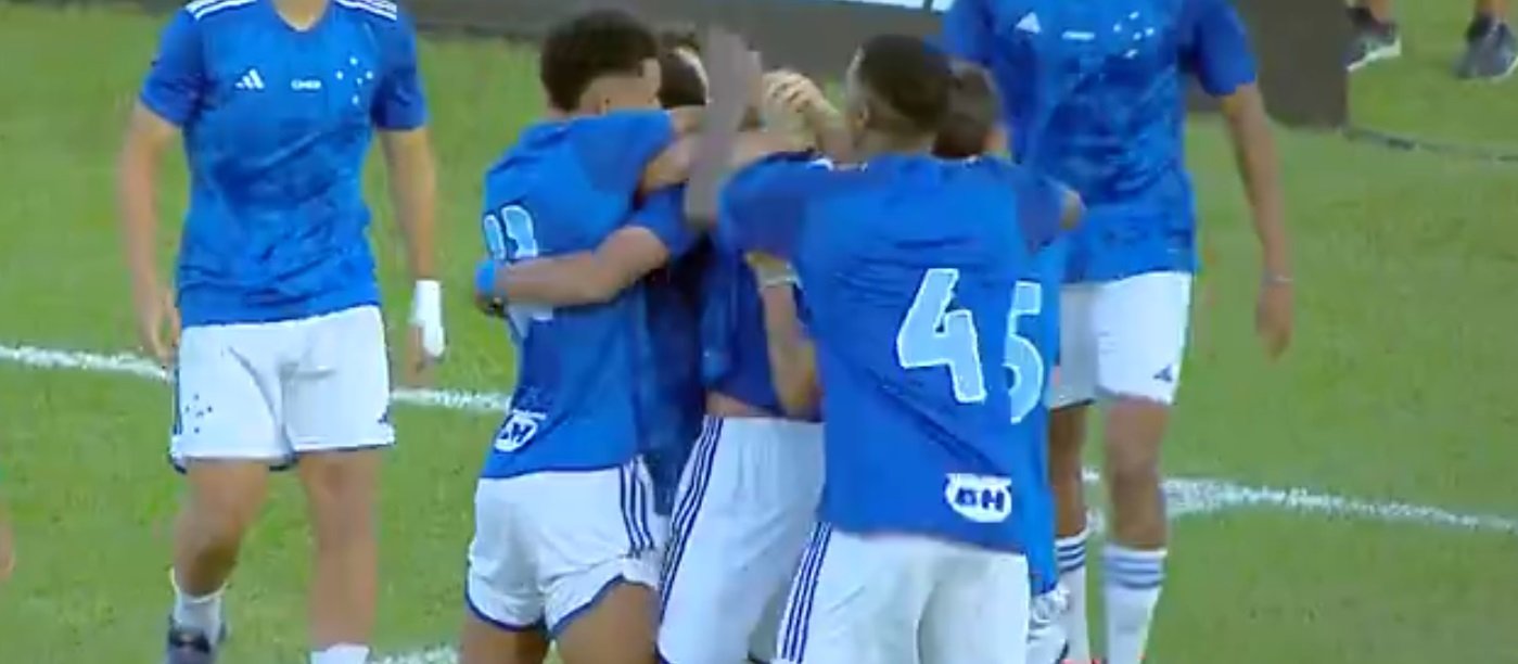 Jogadores do Cruzeiro comemora gol (foto: Reprodução de vídeo)