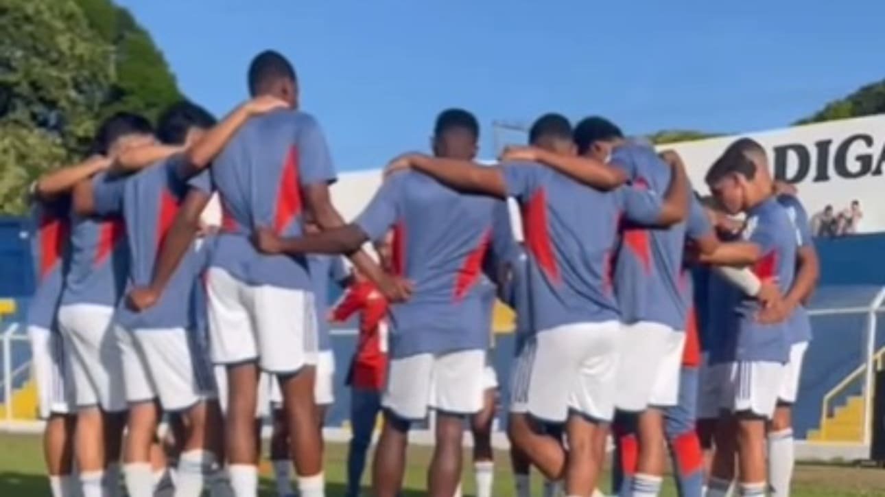 Jogadores do Cruzeiro reunidos antes de partida pela Copinha (foto: Reprodução/TV Cruzeiro)