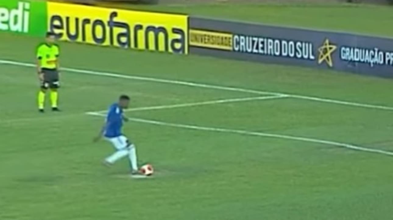 Jogador do Cruzeiro cobrando pênalti na Copinha (foto: Reprodução/SporTV)