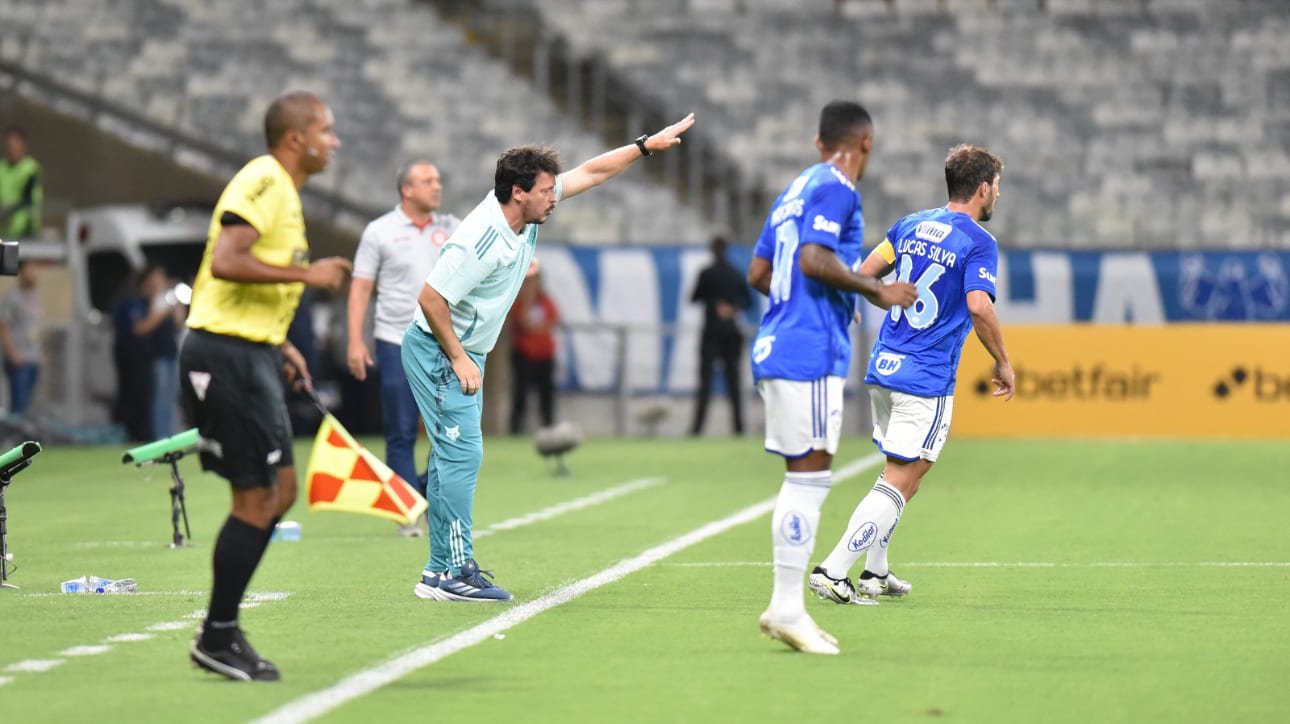 Fernando Diniz, técnico do Cruzeiro, à beira do Mineirão (foto: Ramon Lisboa/EM/D.A Press)